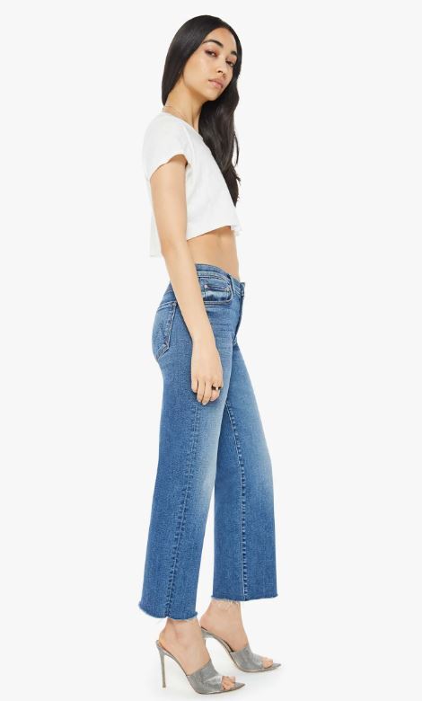 Blauwe enkelbroek met uitgerafelde boord onderaan