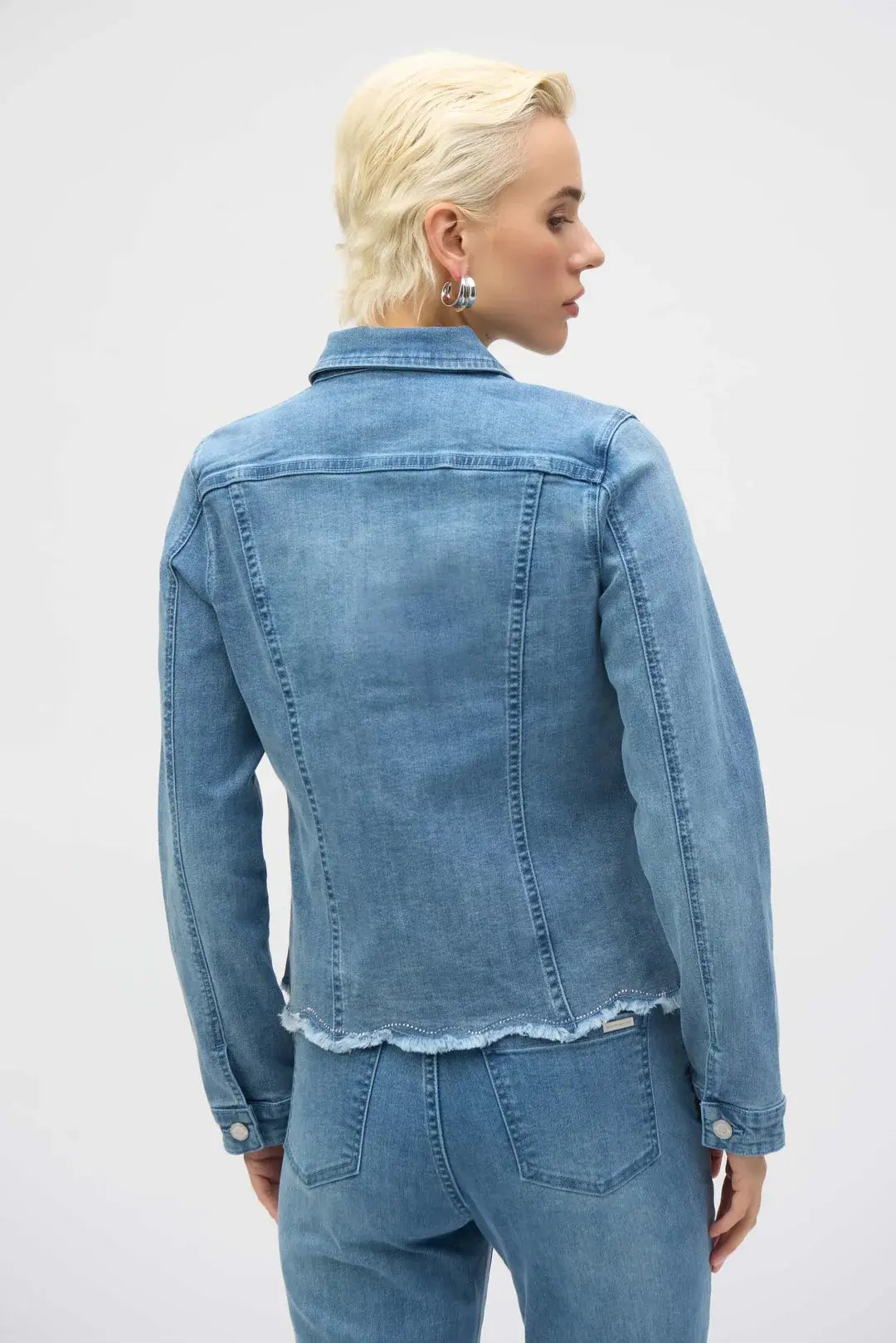 Veste en jean bleu ornée de strass et de dentelle en bas, signée Joseph Ribkoff