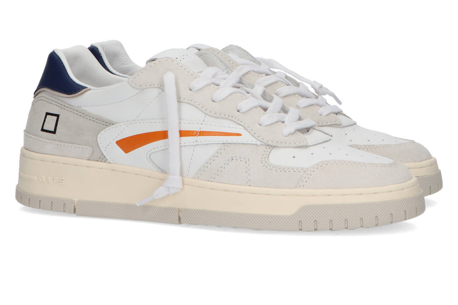 Baskets blanches avec des accents bleus et orange DATE
