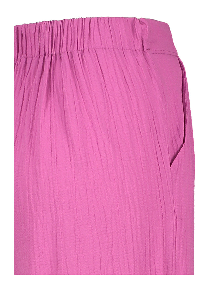 Roze soepelvallende broek in structuur Signe Nature