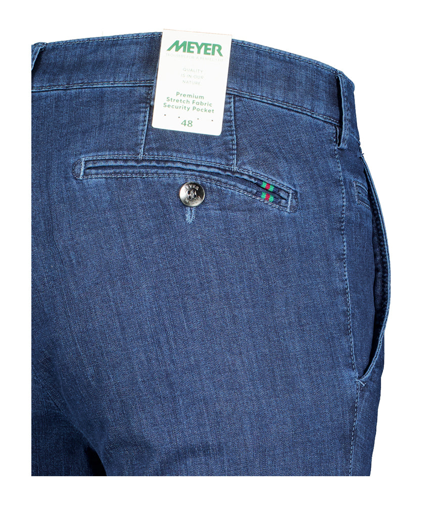 Un chino bleu dans un jean, c'est du Meyer