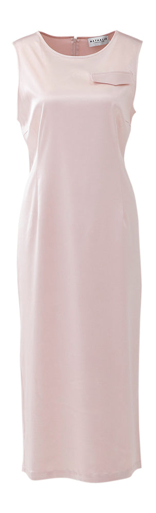 La robe longue sans manches rose poudré d'Emelia Nathalie Vleeschouwer