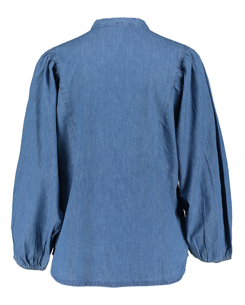 Blouse bleue à manches bouffantes portée avec un jean, style Jasmene Minus