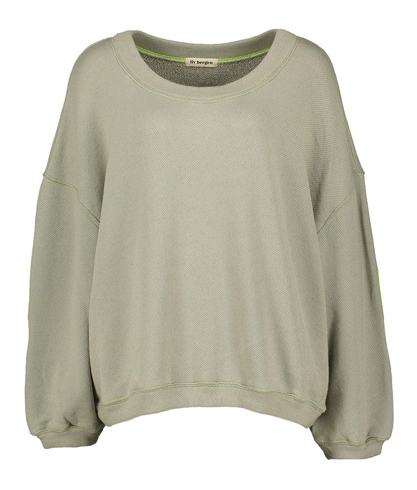 Pull oversize gris-vert avec l'inscription au dos : Sky Paradise Liv Bergen