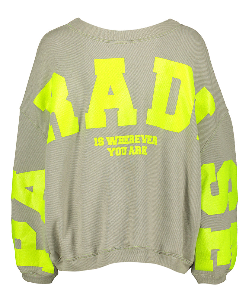 Pull oversize gris-vert avec l'inscription au dos : Sky Paradise Liv Bergen