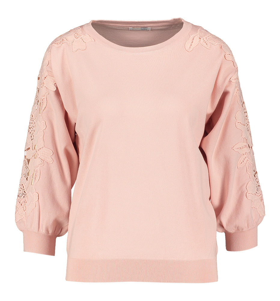 Pull rose clair à col rond et manches en dentelle Dewi Atmos