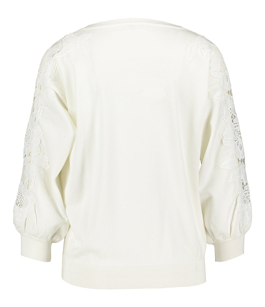Witte trui met wit kanten detail op de mouw Dewi Atmos