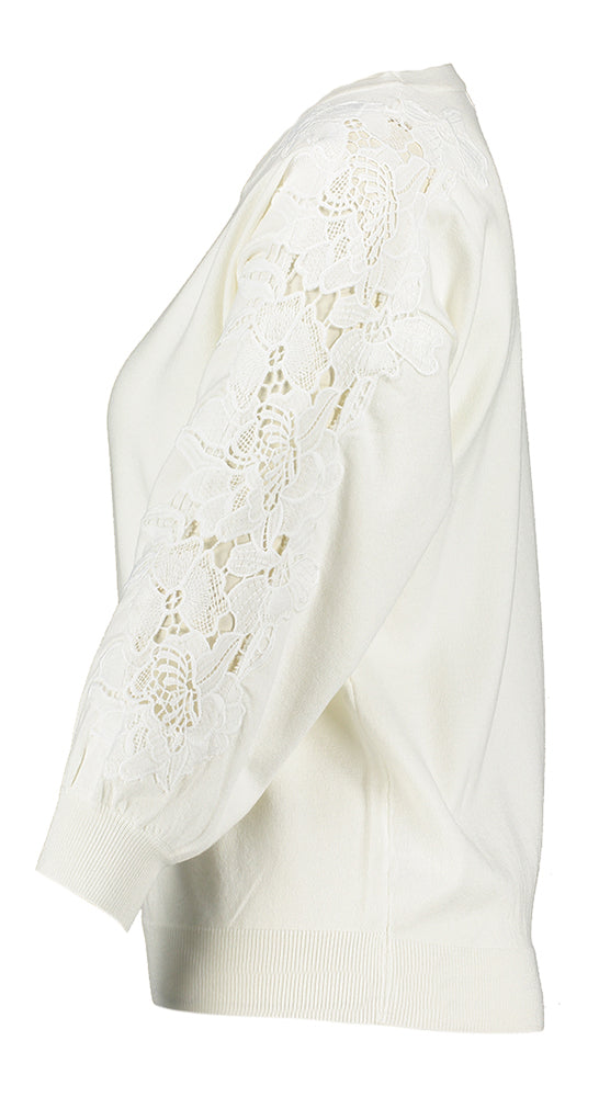 Witte trui met wit kanten detail op de mouw Dewi Atmos