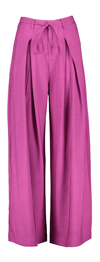 Pantalon large à plis couleur framboise de Julio Suncoo