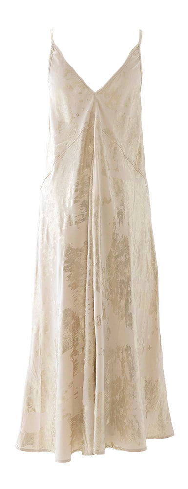 Robe dorée brillante imprégnée de luxe