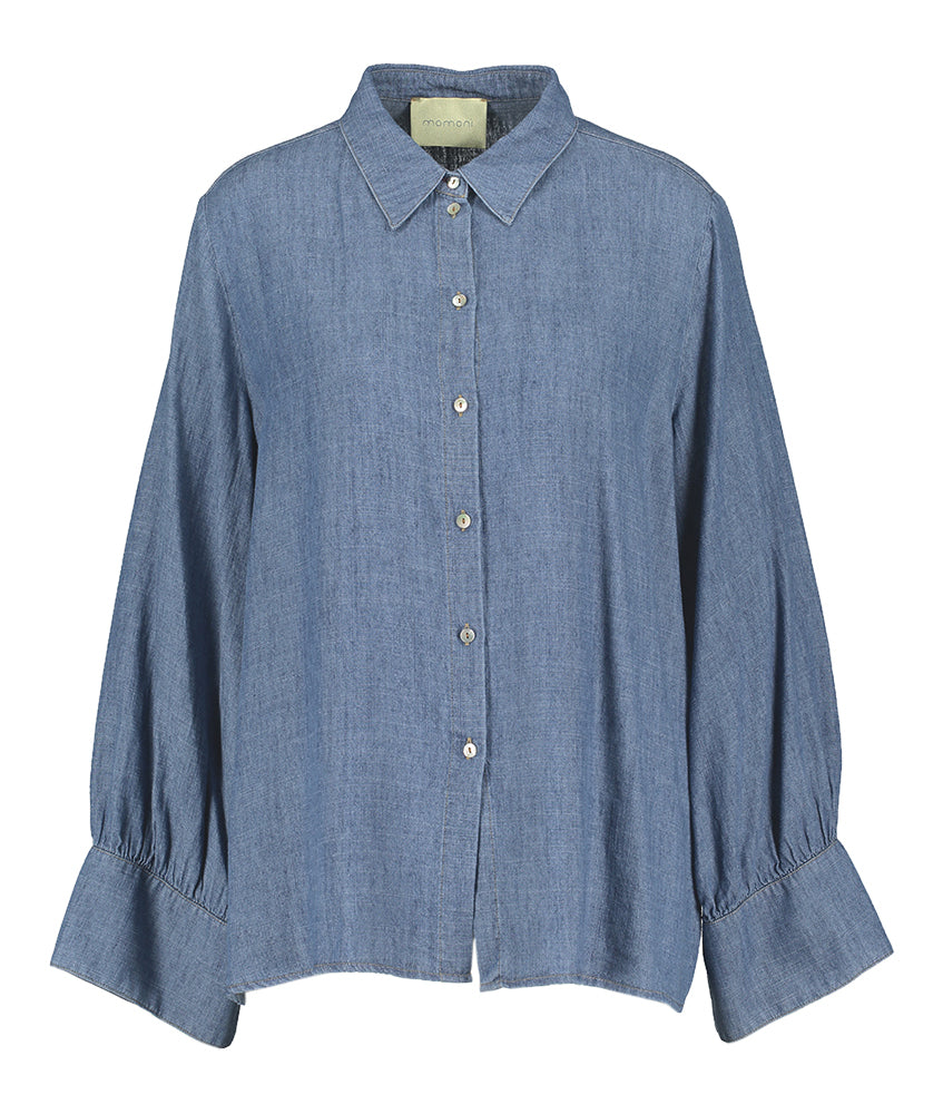 Chemisier bleu fluide porté avec un jean, Catinga Momoni