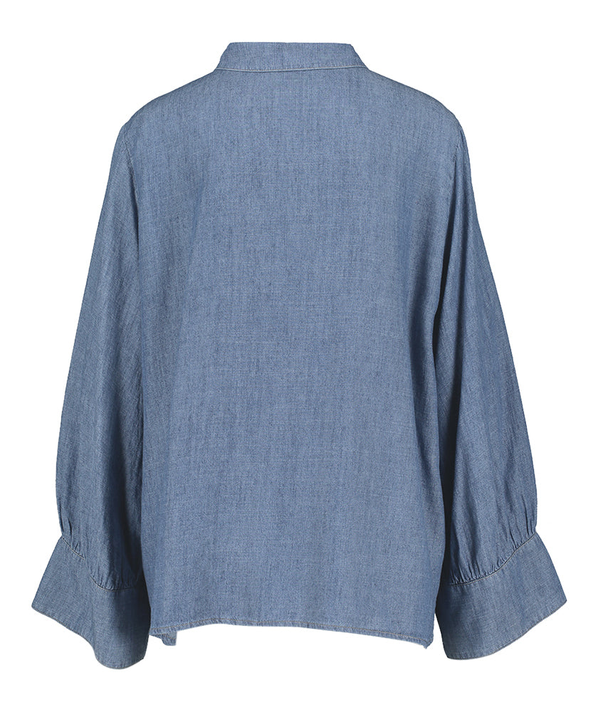 Chemisier bleu fluide porté avec un jean, Catinga Momoni