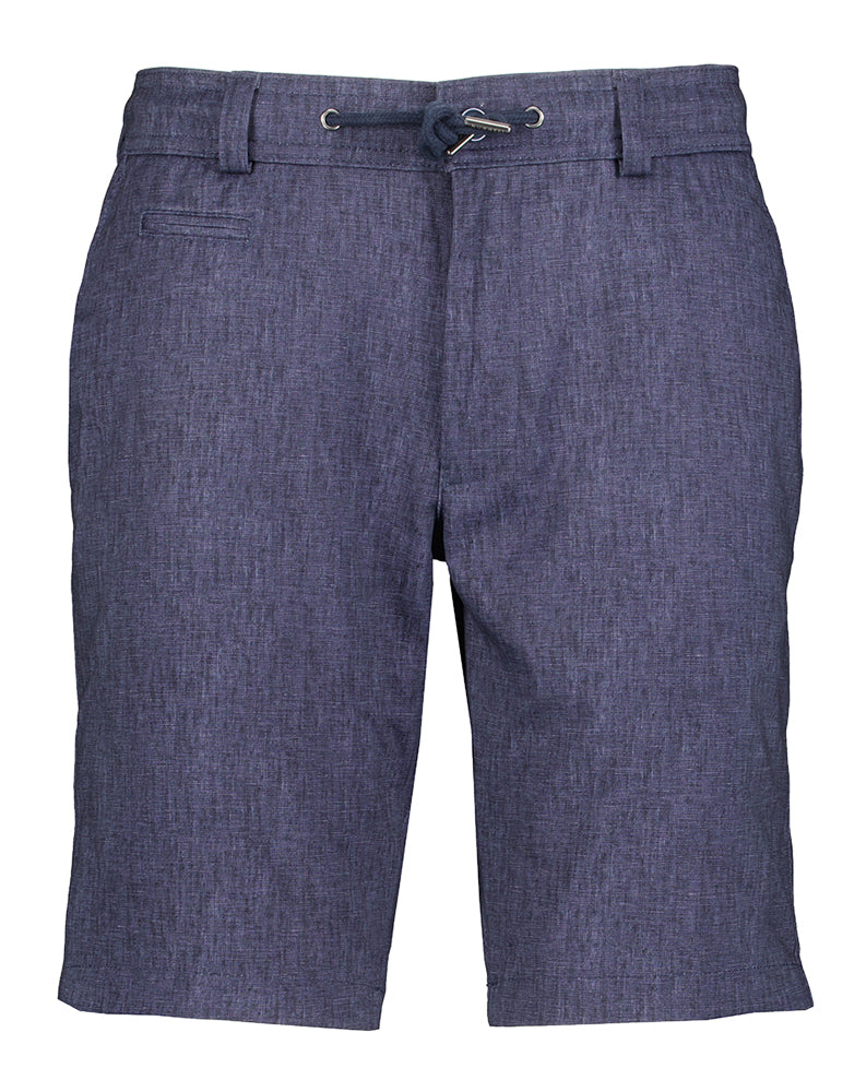 Un short bleu foncé dans un jean, style Bugatti