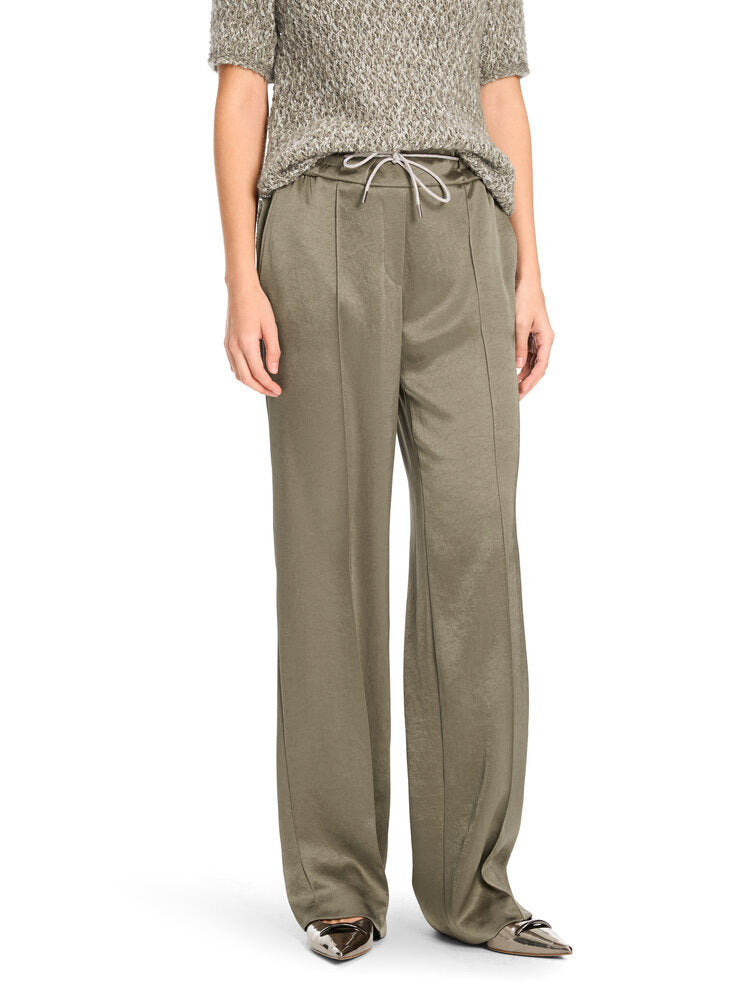 Pantalon vert brillant à plis, collections Marc Cain