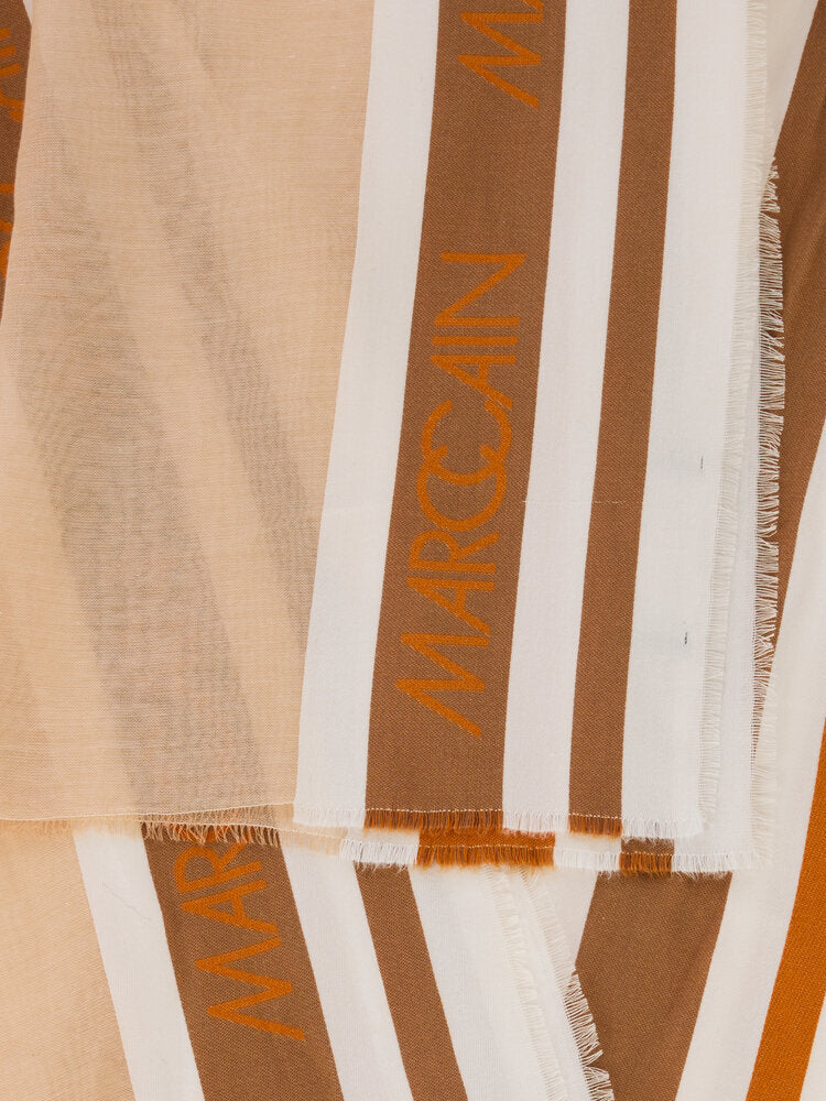 Taupe kleurige sjaal met merknaam Marccain