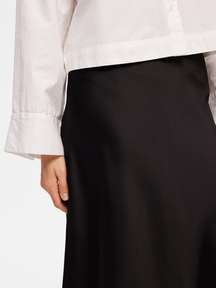 Jupe longue noire en tissu brillant Selected Femme