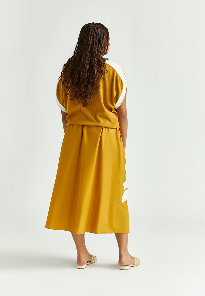 Jupe plissée jaune ocre à imprimé floral blanc Rila Xandres