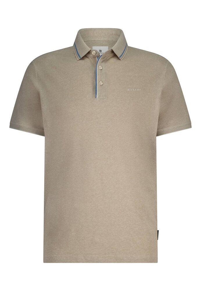 Polo beige avec détails bleus, à la pointe de la technologie