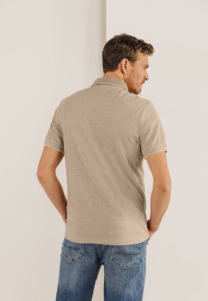 Polo beige avec détails bleus, à la pointe de la technologie