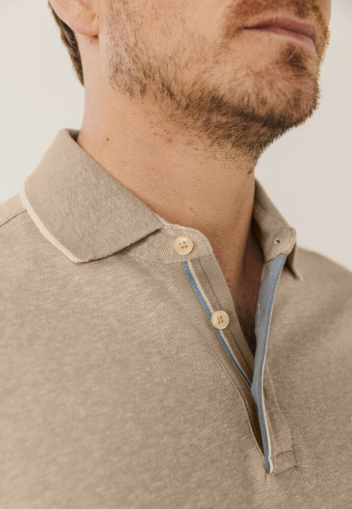 Polo beige avec détails bleus, à la pointe de la technologie