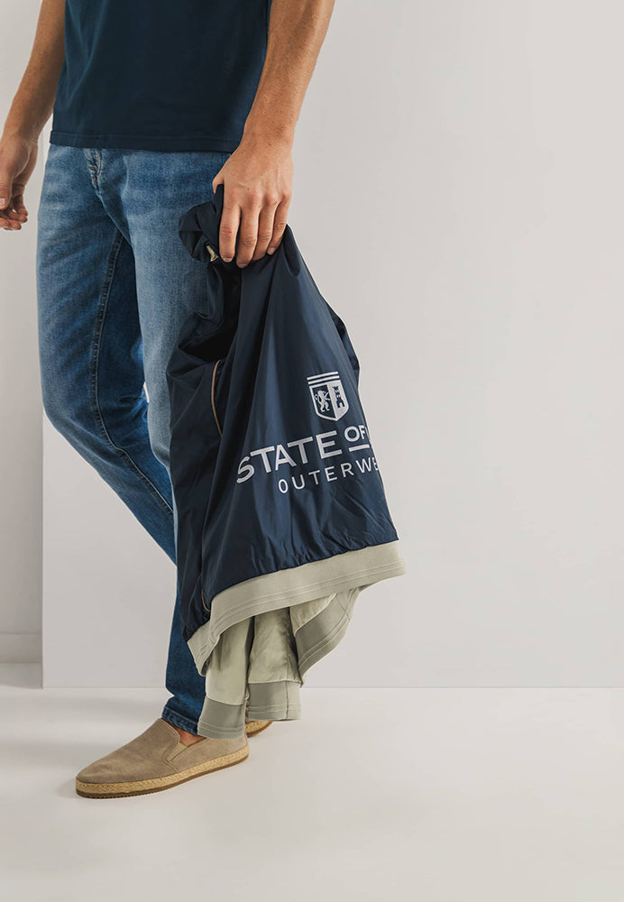 Manteau beige à la pointe de la technologie