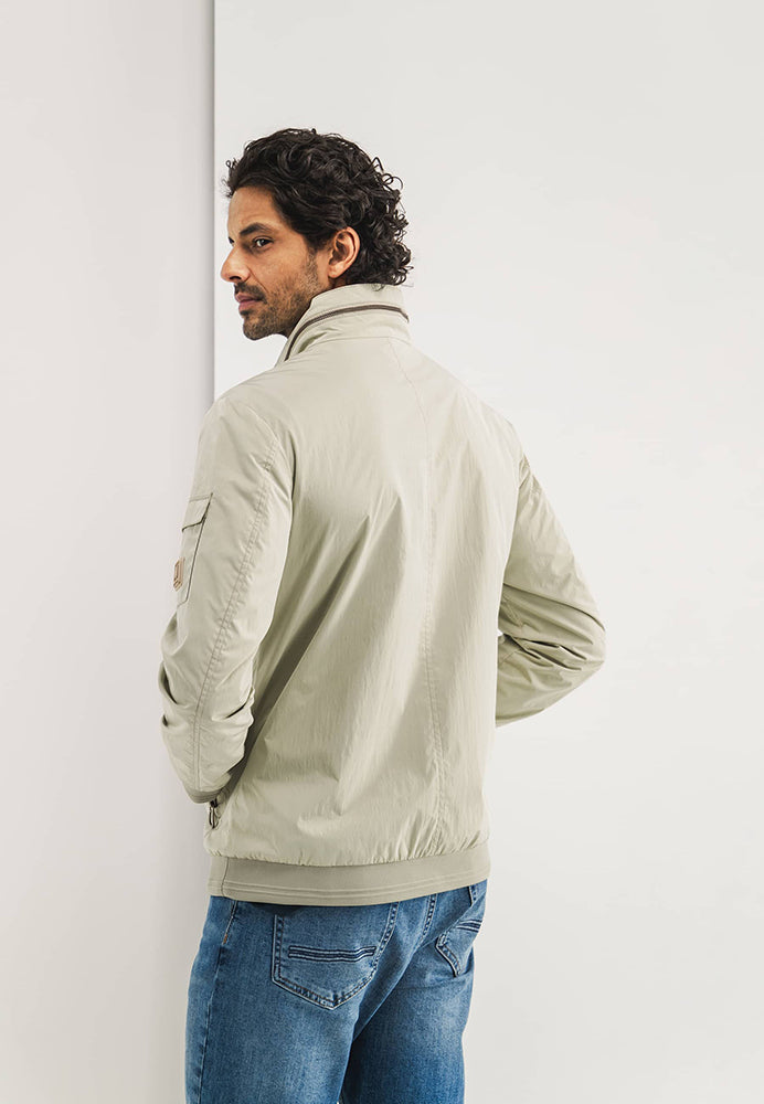 Manteau beige à la pointe de la technologie