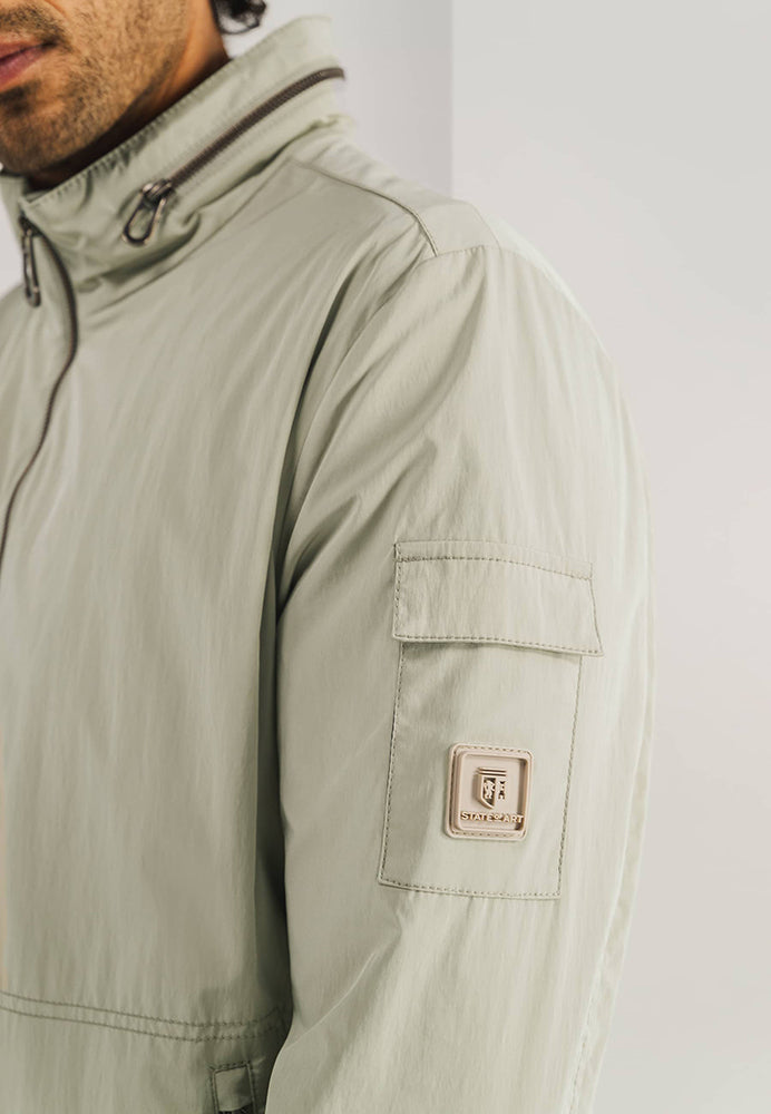 Manteau beige à la pointe de la technologie