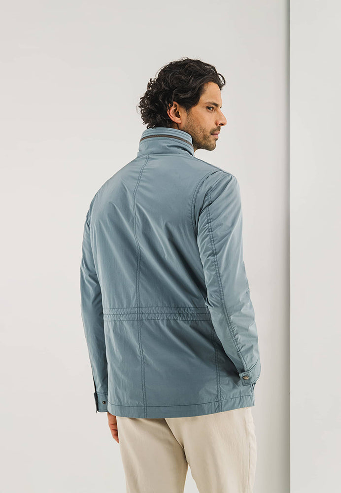 Manteau bleu à poches, à la pointe de la technologie
