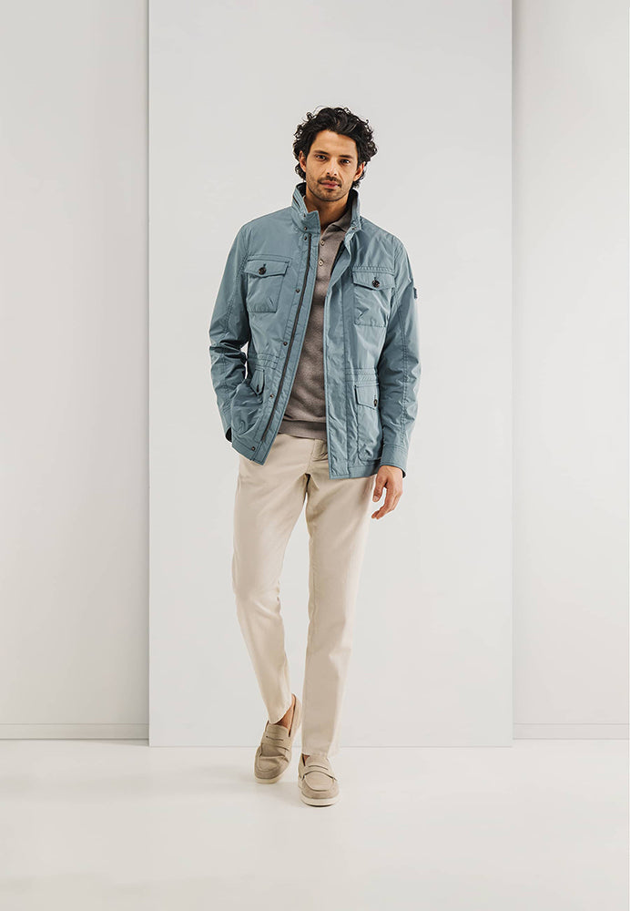 Manteau bleu à poches, à la pointe de la technologie