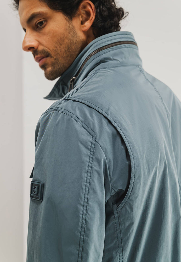 Manteau bleu à poches, à la pointe de la technologie