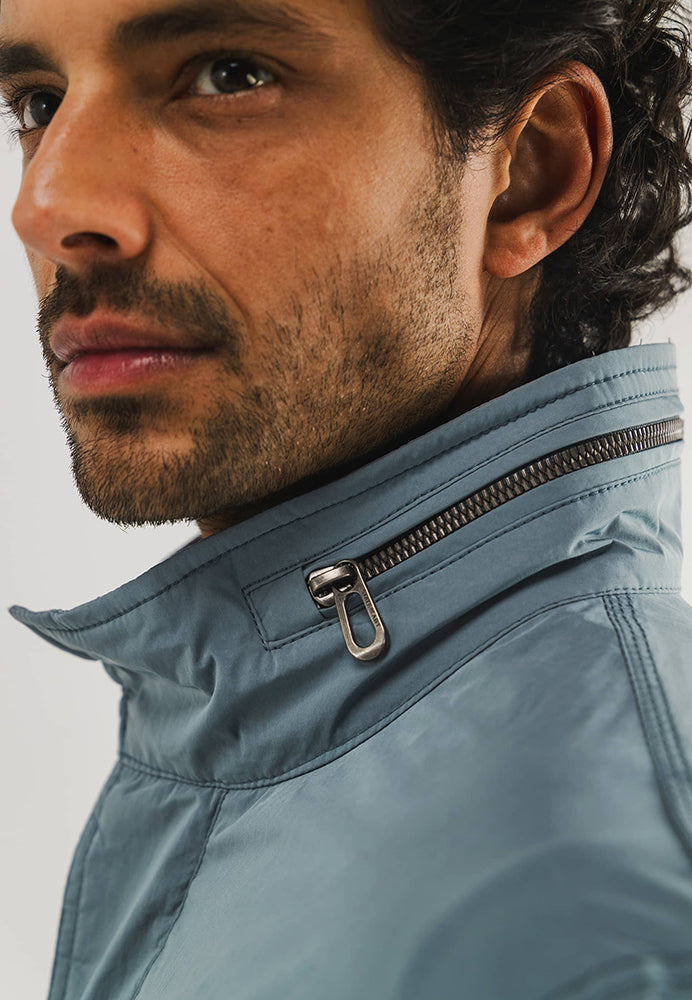 Manteau bleu à poches, à la pointe de la technologie