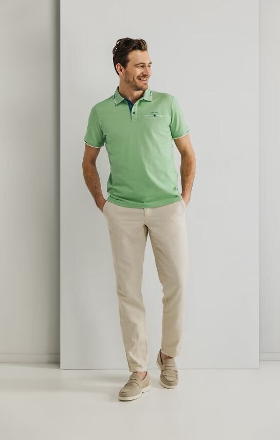 Polo vert à rayures, à la pointe de la technologie