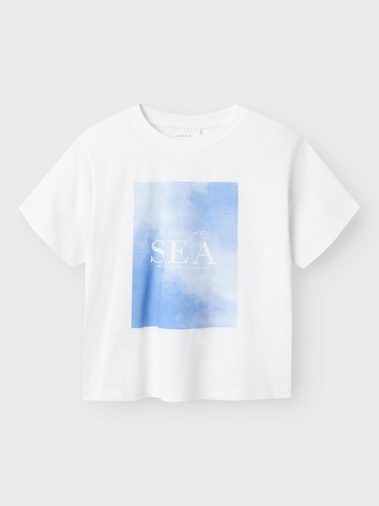 T-shirt blanc en coton, col rond et manches courtes. Nomme-le