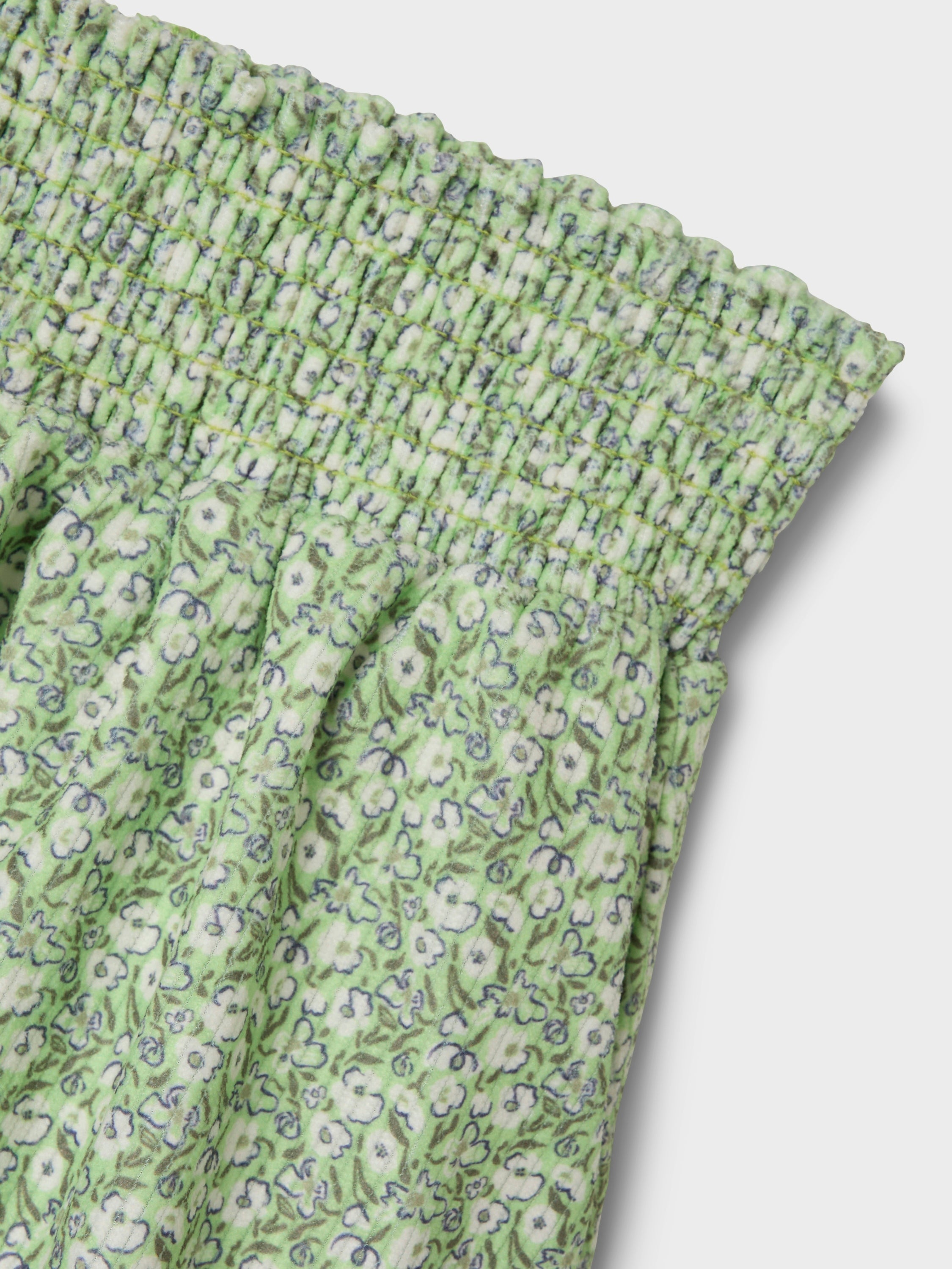 Jupe courte verte à motifs floraux. Nommez-la