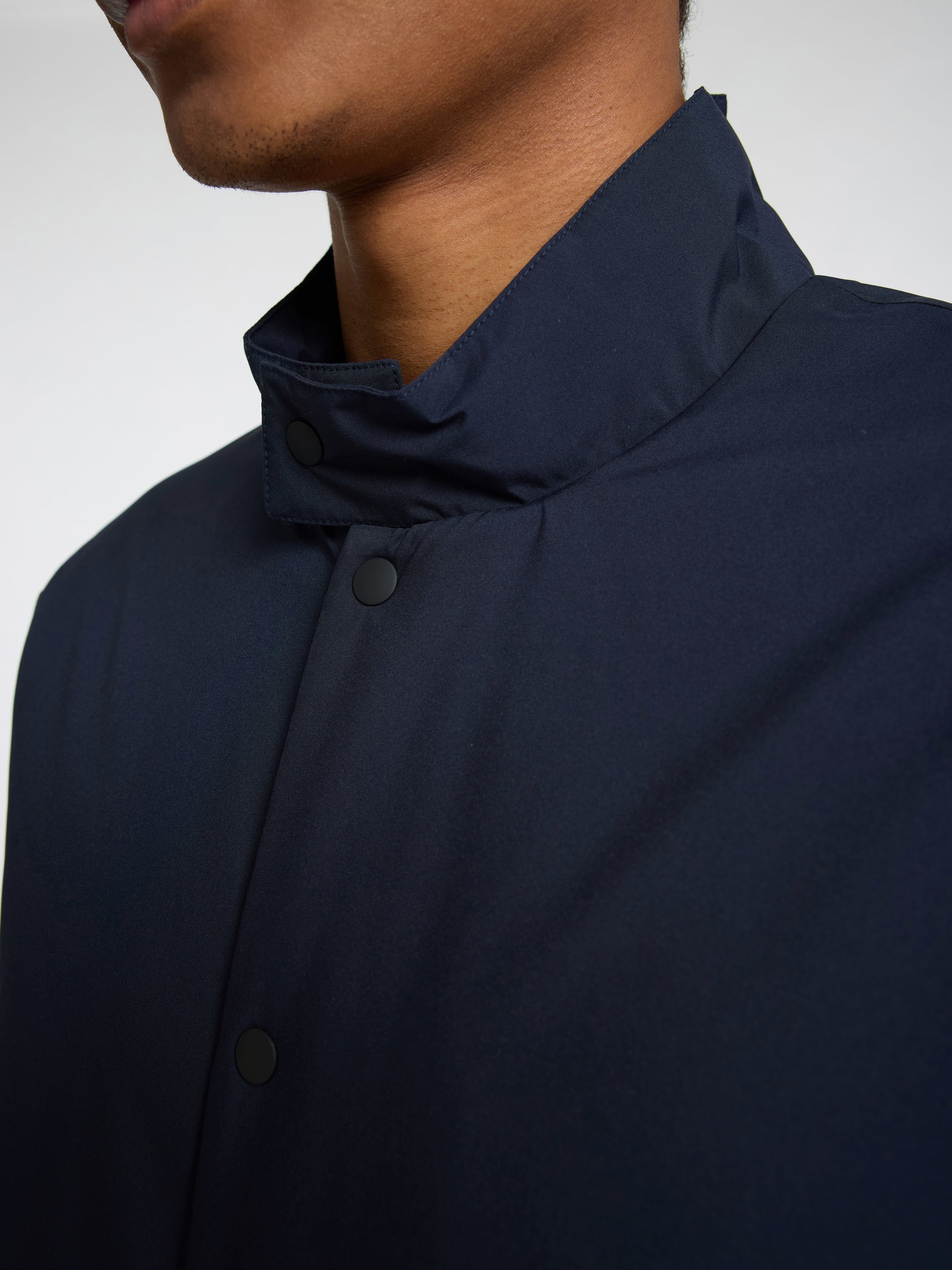 Veste bleu foncé à boutons-pression et fermeture éclair (sélectionnée)