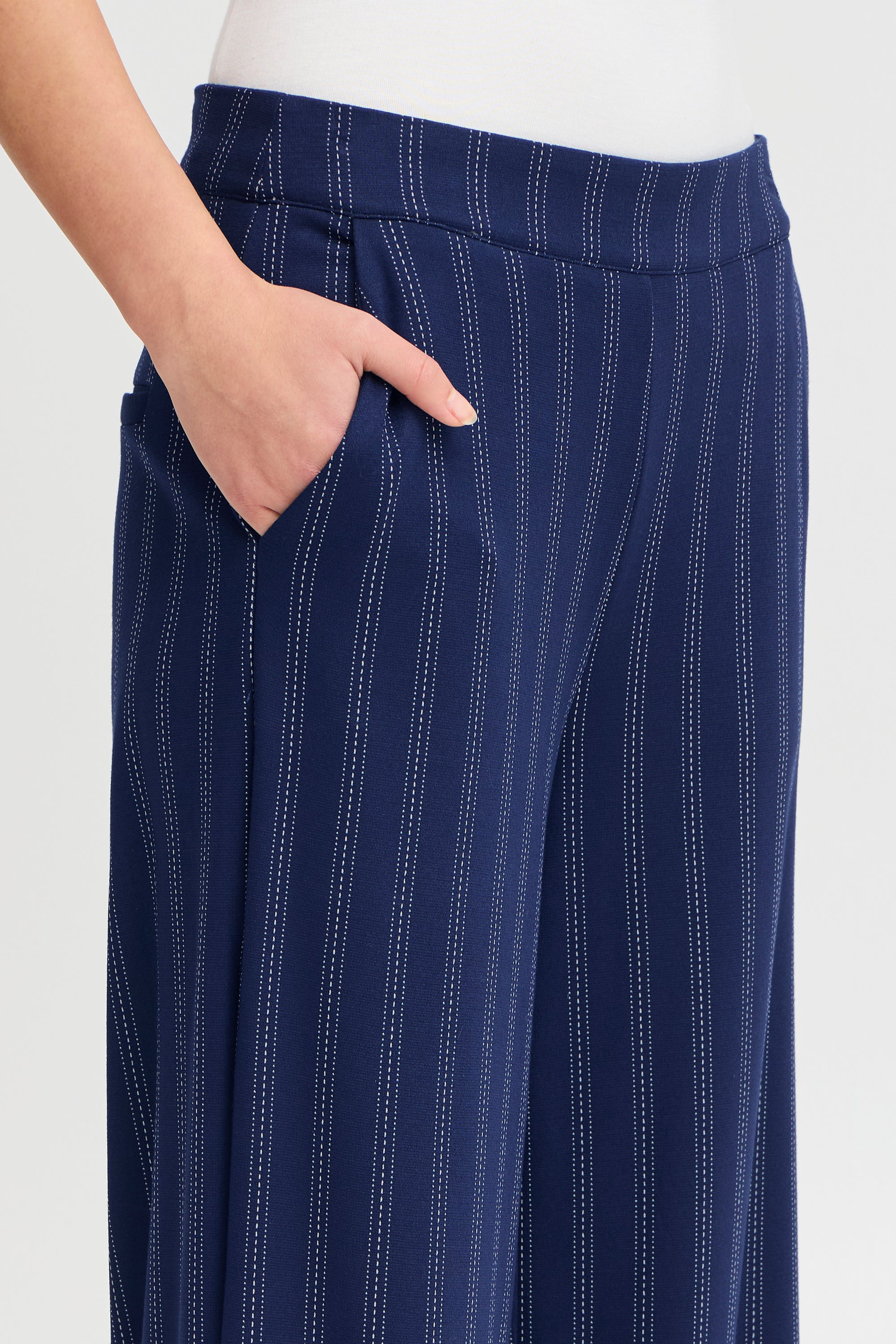Donkerblauwe soepelvallande broek met witte streep Ruti Wide Pants Ichi