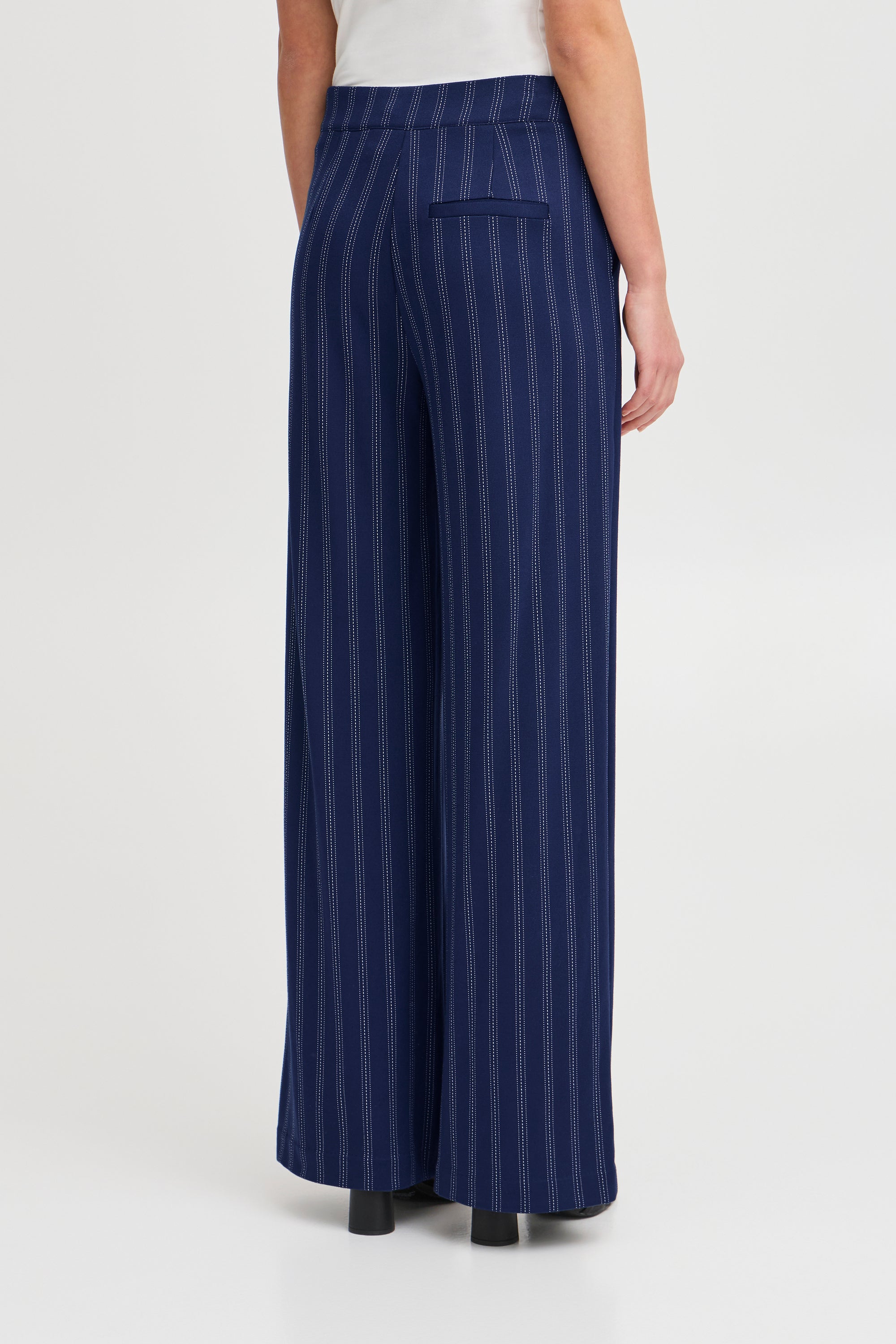 Donkerblauwe soepelvallande broek met witte streep Ruti Wide Pants Ichi