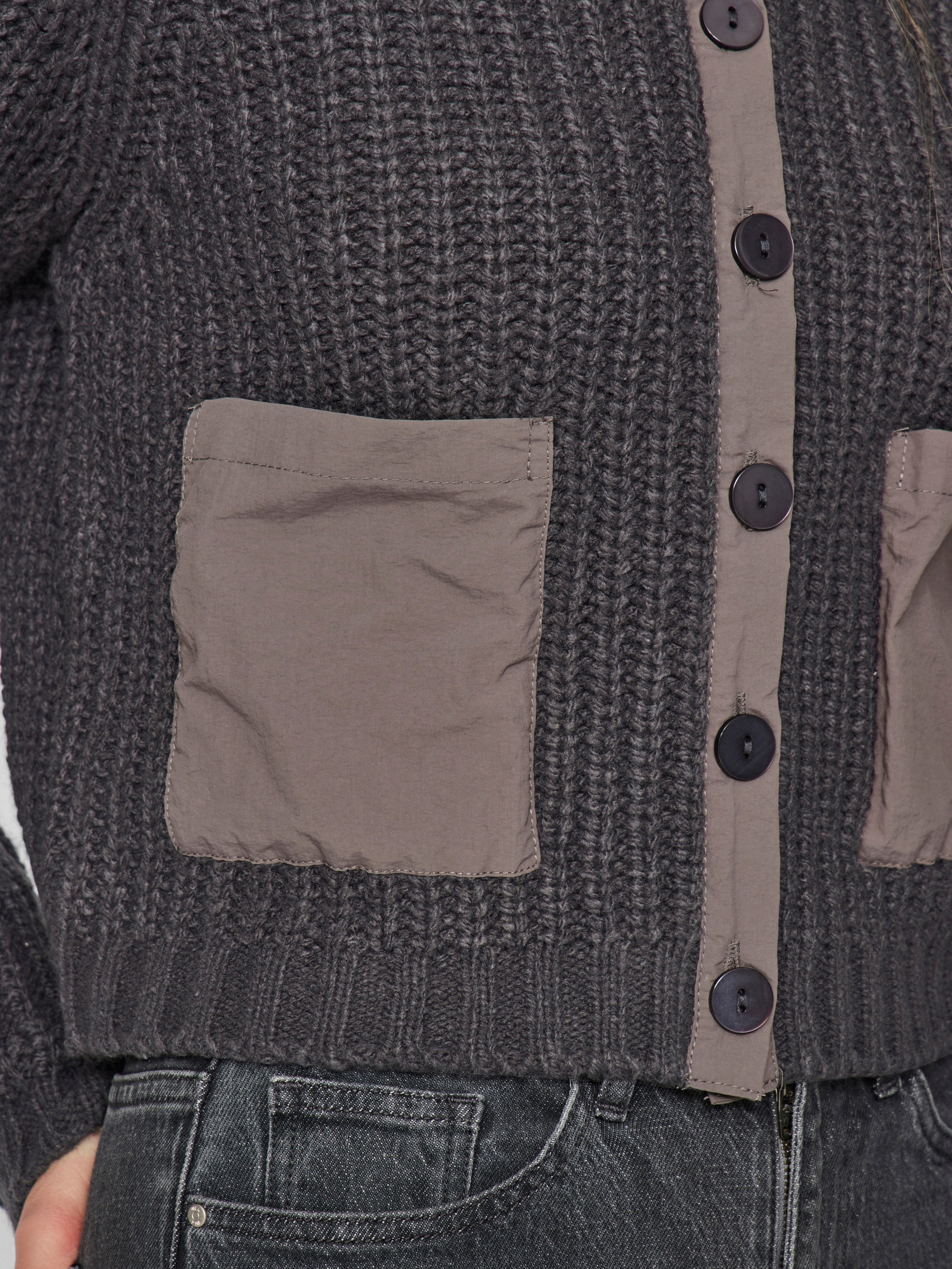 Donkergrijze gilet met knopen en speciale zakken Viberg Vila