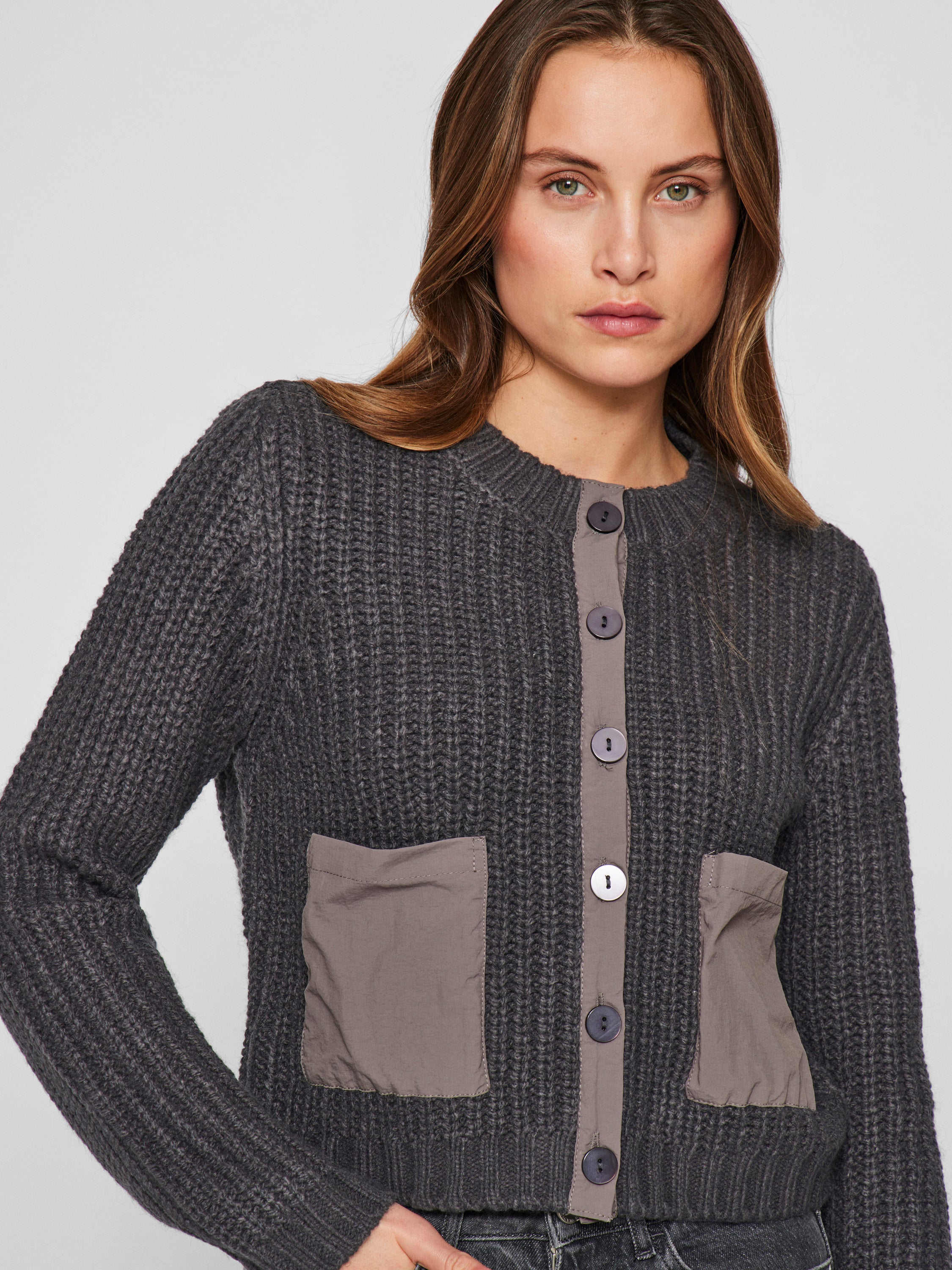 Donkergrijze gilet met knopen en speciale zakken Viberg Vila