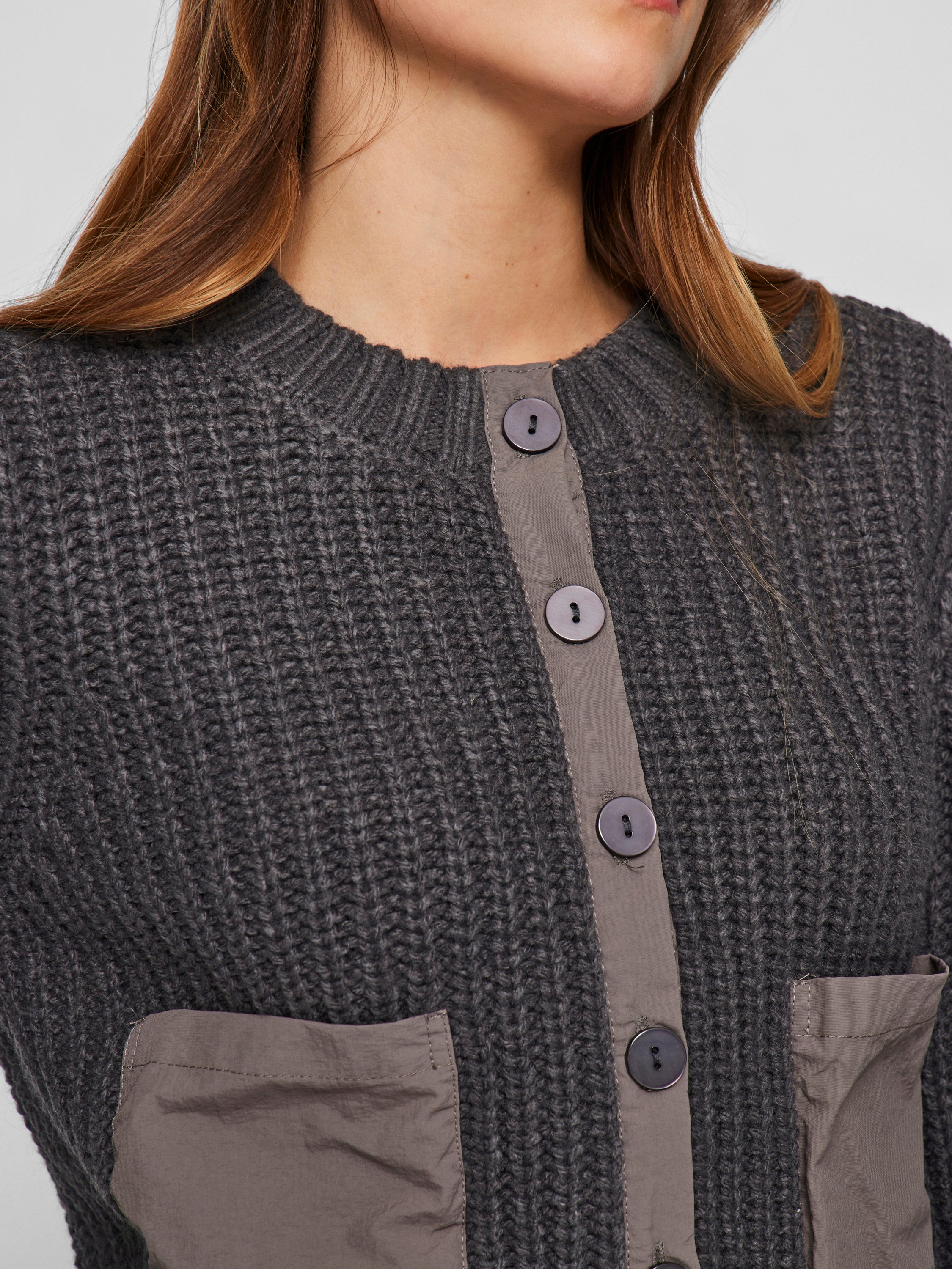 Gilet gris foncé à boutons et poches spéciales Viberg Vila