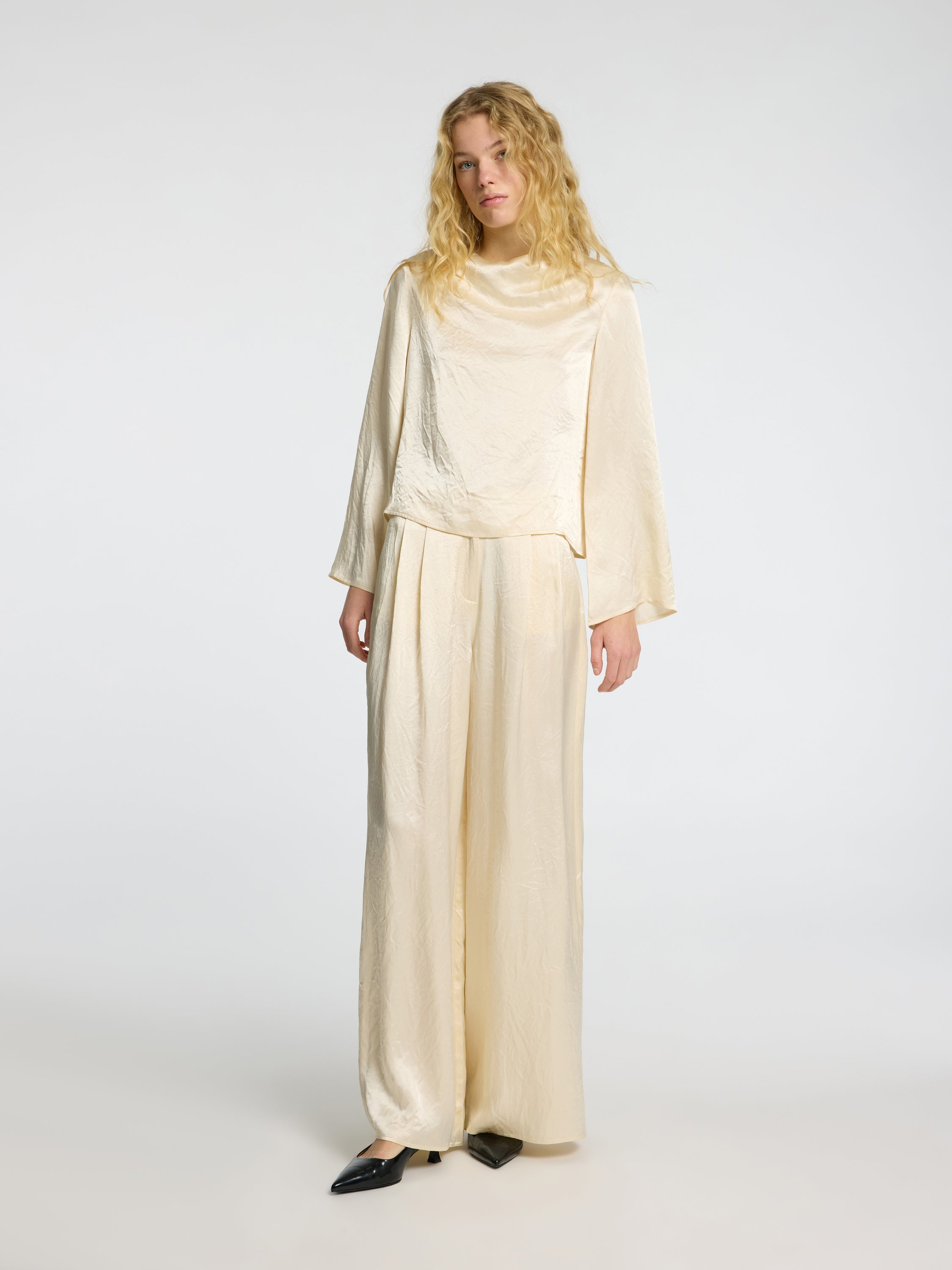 Beige glanzende wijde broek met bandplooi Selected