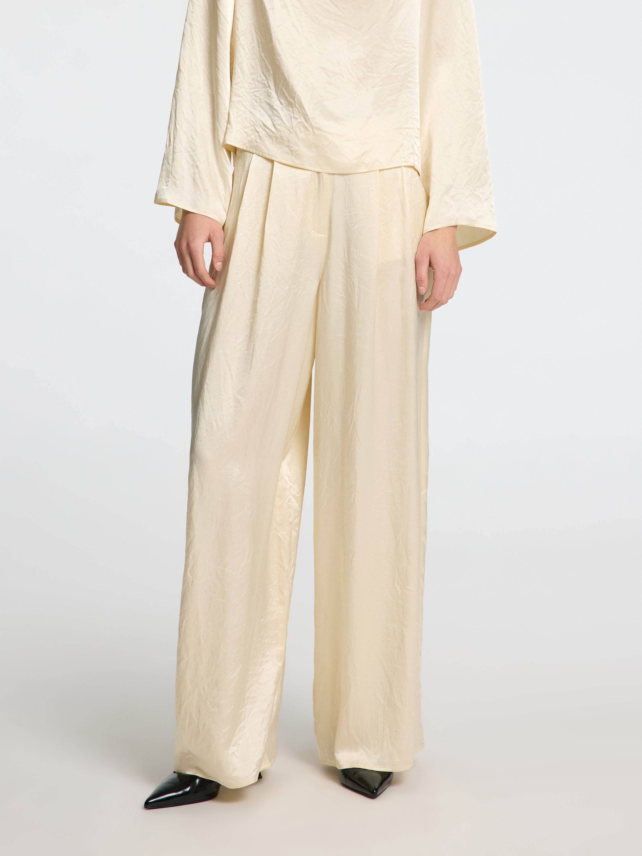 Beige glanzende wijde broek met bandplooi Selected