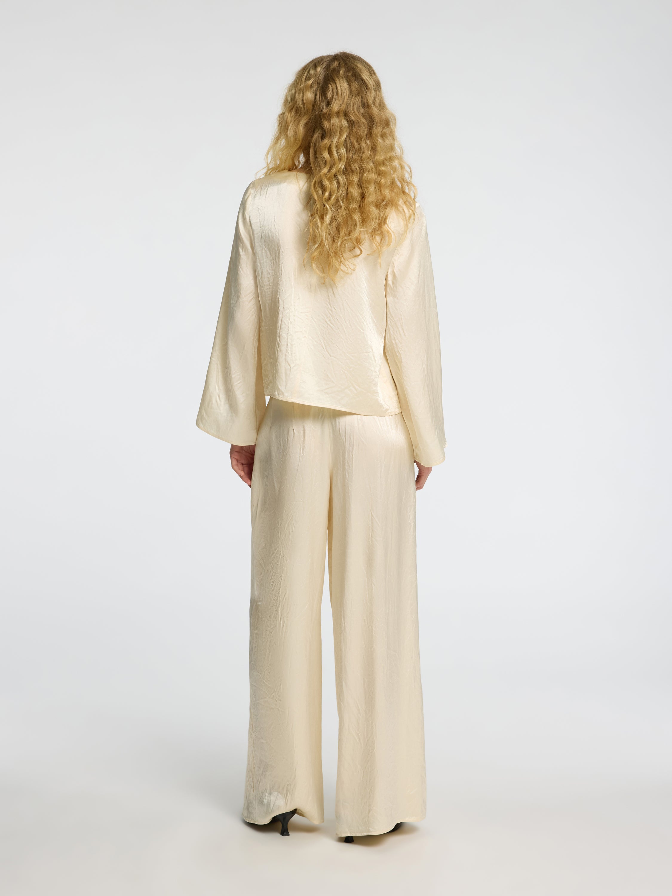 Beige glanzende wijde broek met bandplooi Selected