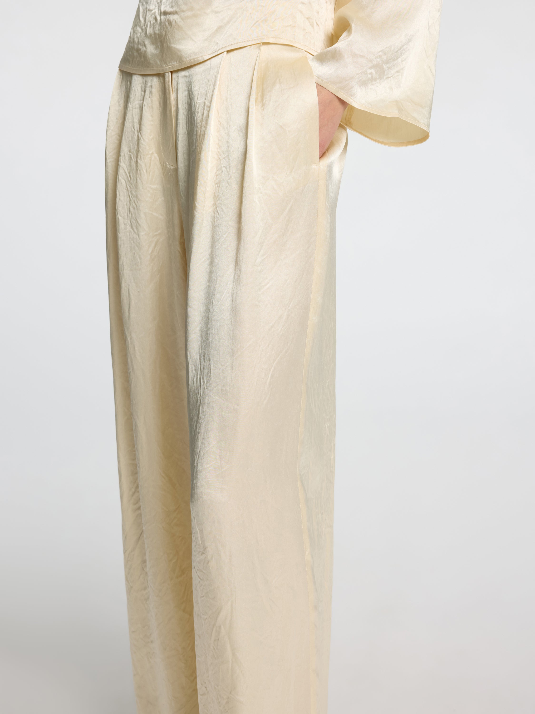 Beige glanzende wijde broek met bandplooi Selected