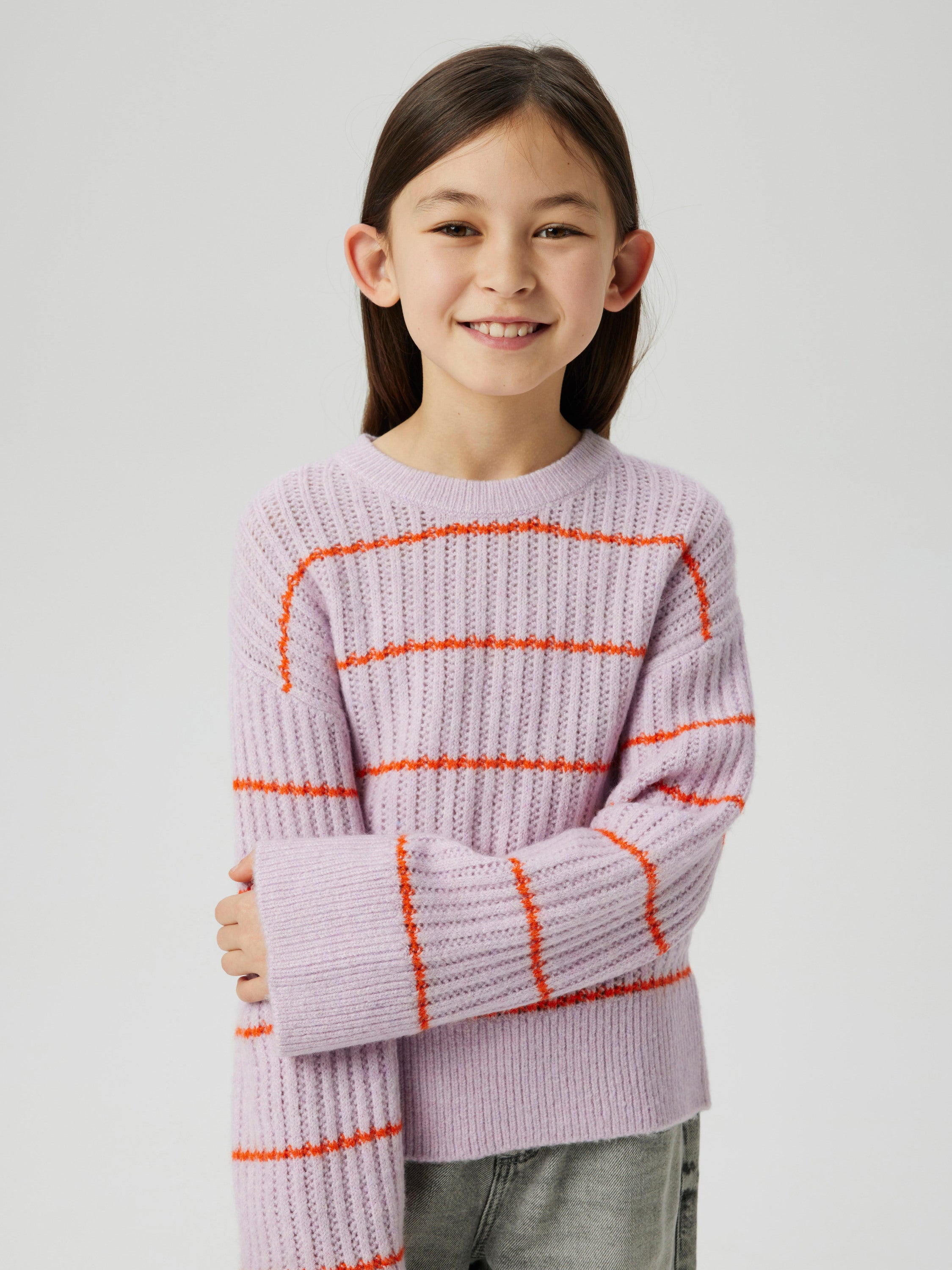Pull rose à rayures orange. Nommez-le.