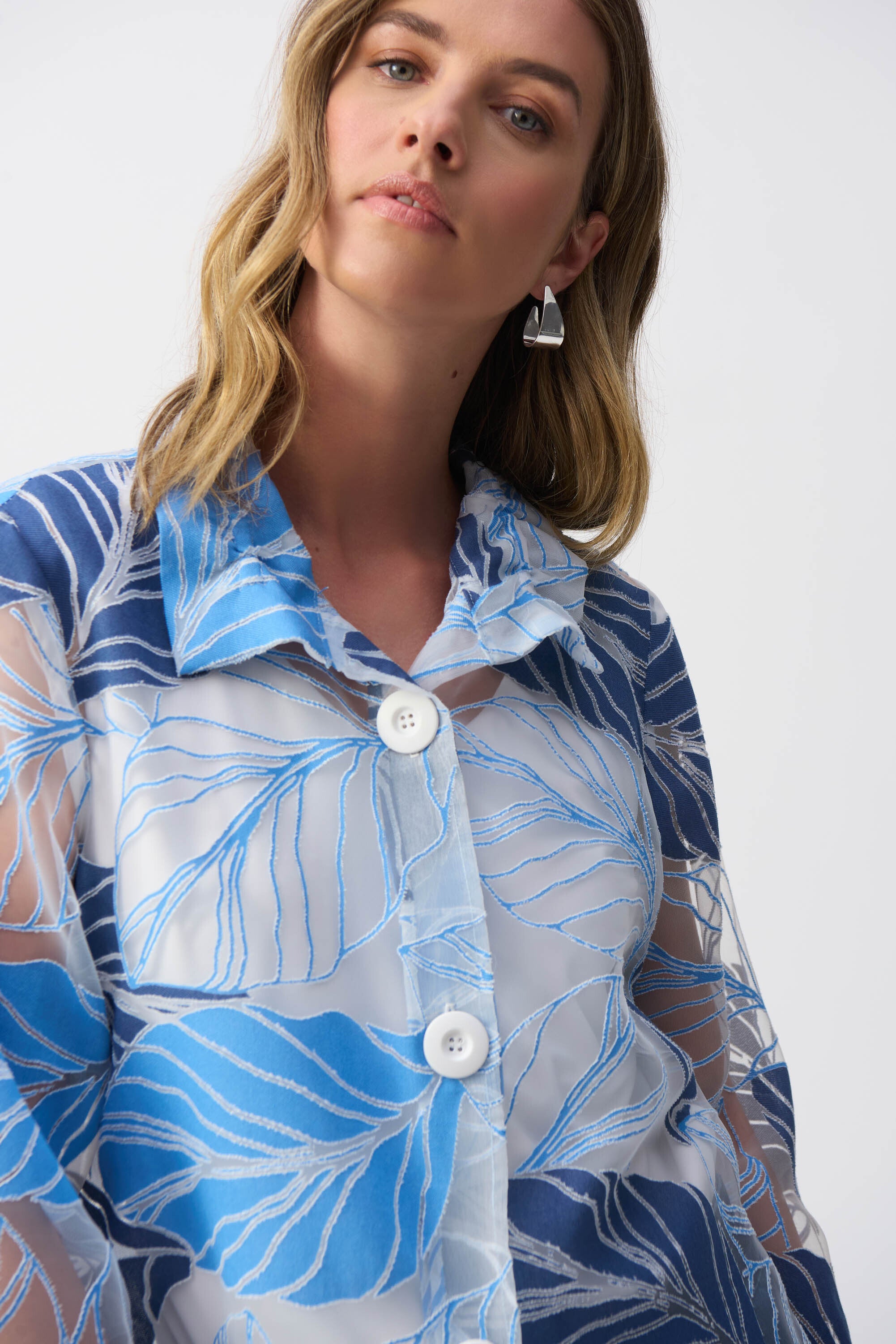 Chemisier bleu clair transparent à imprimé floral Joseph Ribkoff