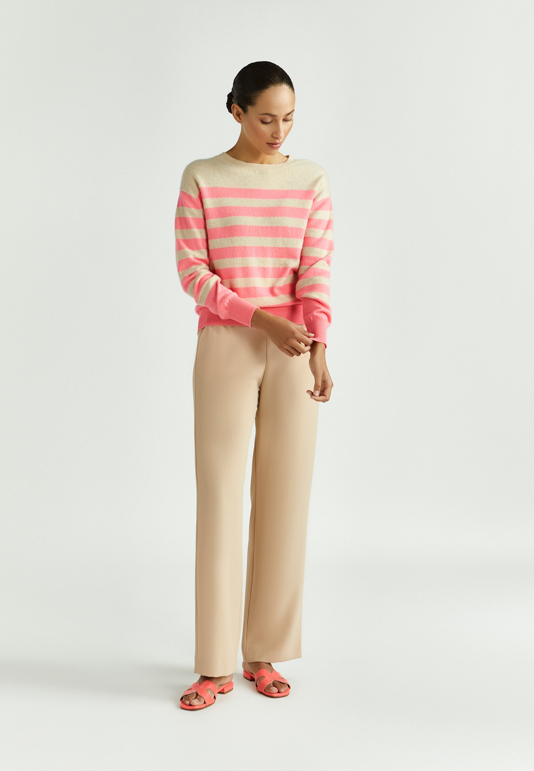 Pull rayé beige avec des touches de fluo