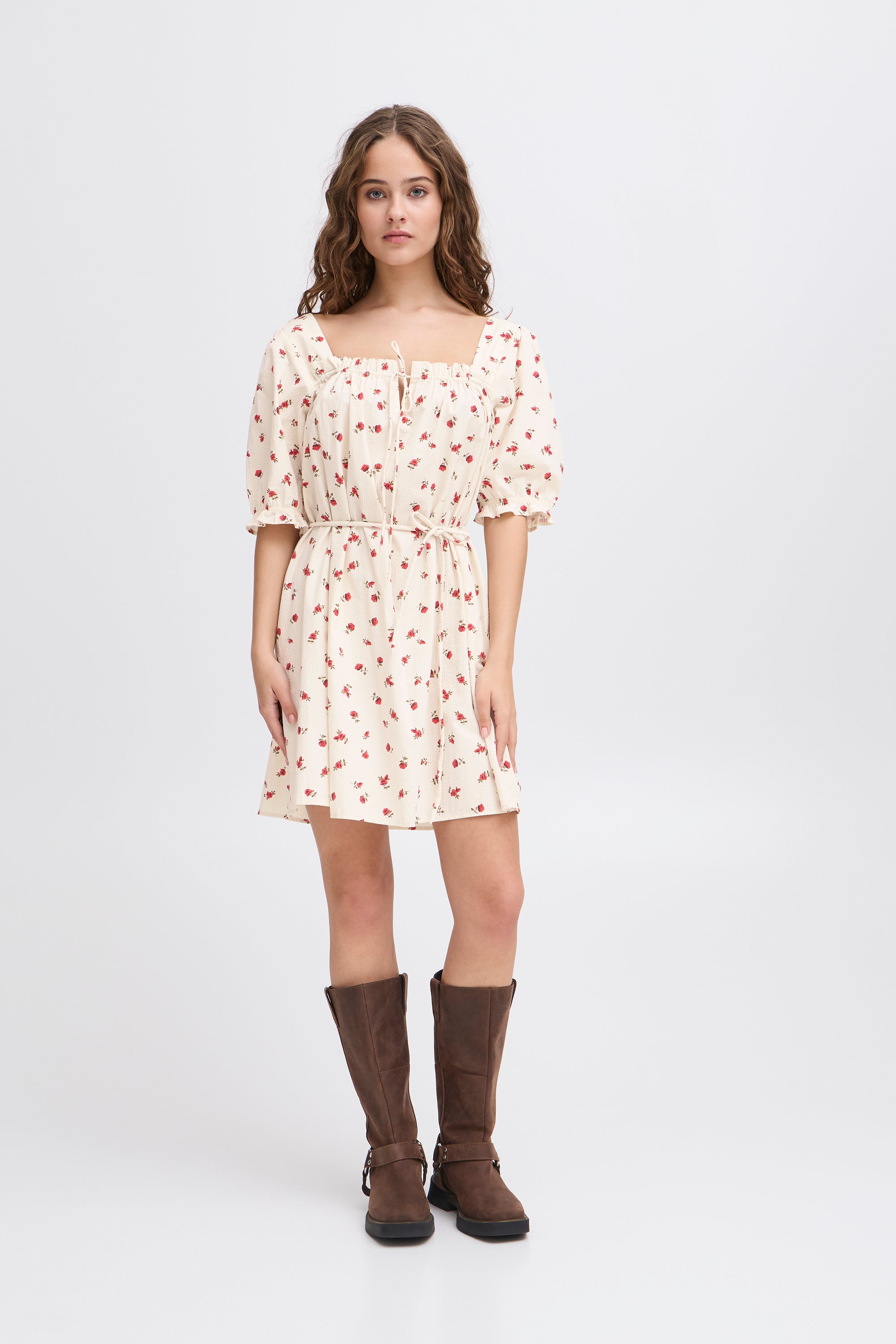 Beige jurk met rode bloemenprint Rosey Ichi