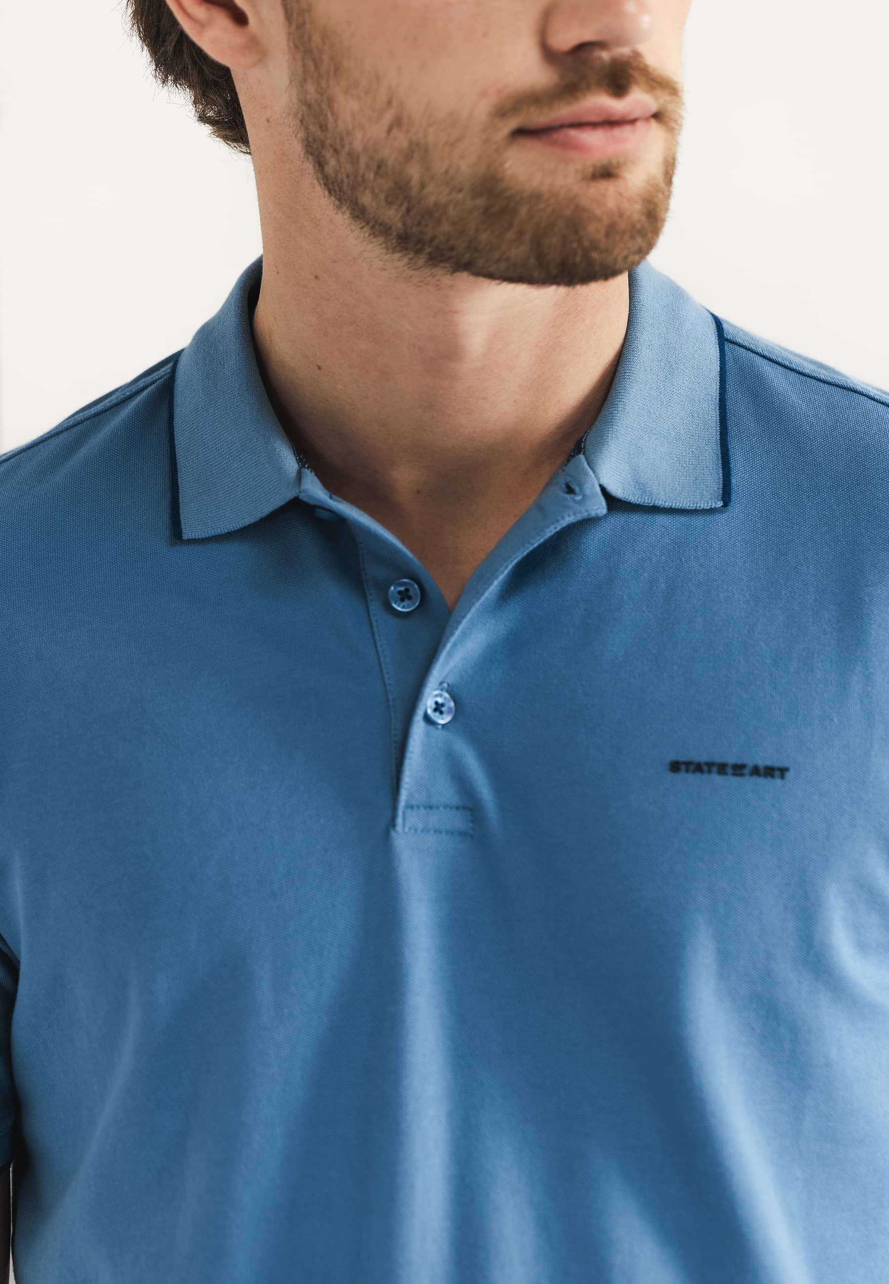 Polo bleu clair à la pointe de la technologie