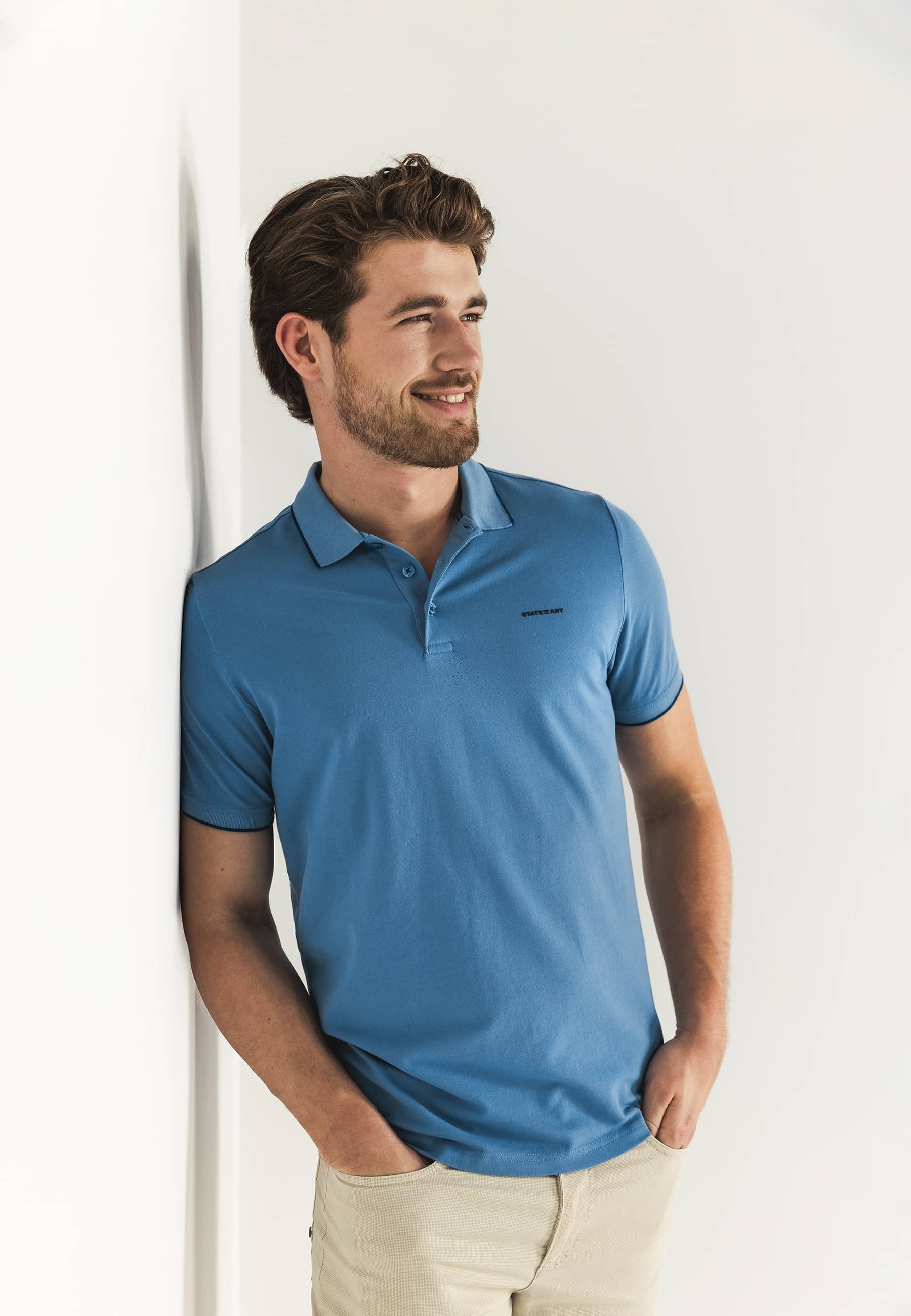 Polo bleu clair à la pointe de la technologie